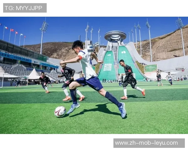 踢足球的魅力与形象塑造：运动精神与团队合作的完美结合